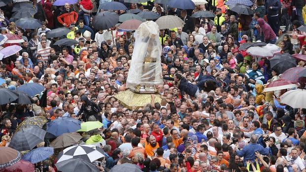 La lluvia no puede con la Virgen de los Desamparados en Valencia