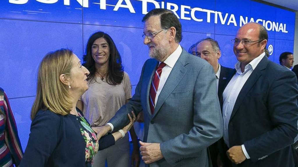 Rajoy mueve ficha premiando a Ana Pastor y Rafael Hernando