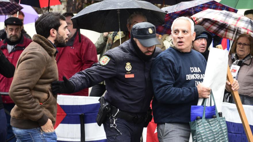 Castristas y anticastristas, enfrentados ante la embajada de Cuba en Madrid