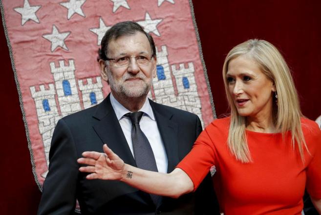 Cifuentes llega a Madrid de la mano de Rajoy